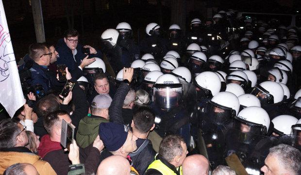Gece yarısı Polonya karıştı! Cumhurbaşkanı &uuml;lkeden ayrılınca, h&uuml;k&uuml;met operasyon başlattı..