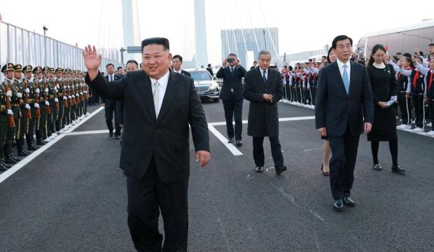 Hakkında &ouml;ld&uuml; iddiaları &ccedil;ıkan Kim Jong-Un &Ccedil;in sınırında ortaya &ccedil;ıktı