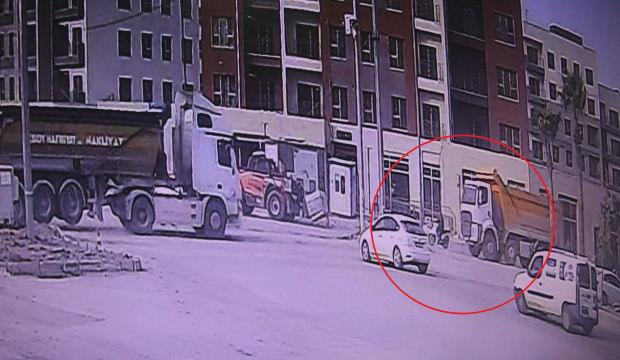 Hatay&rsquo;da hafriyat kamyonunun altında ezilen motosikletli hayatını kaybetti