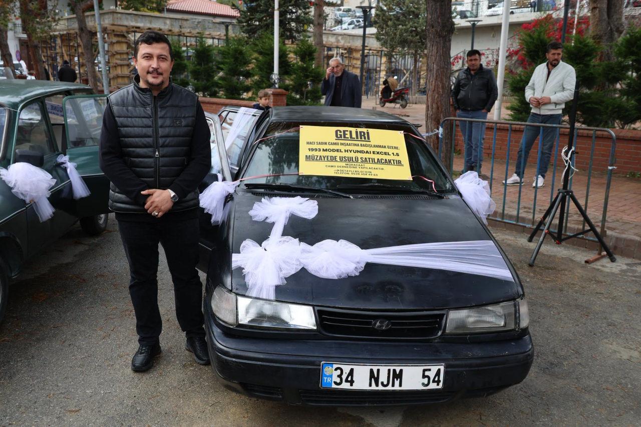 Bolu'nun Gerede ilçesinde düzenlenen hayır müzayedesinde Renault 12 ve Hyundai Excel marka iki otomobil toplam 410 bin liraya satıldı.