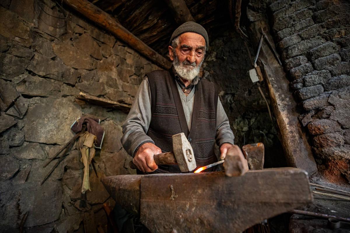 Erzurum’un Oltu ilçesindeki yaklaşık 60 yıllık atölyede, geçmişte çok sayıda demir ürün üretilirken bugün ağırlıklı olarak nal yapılıyor.