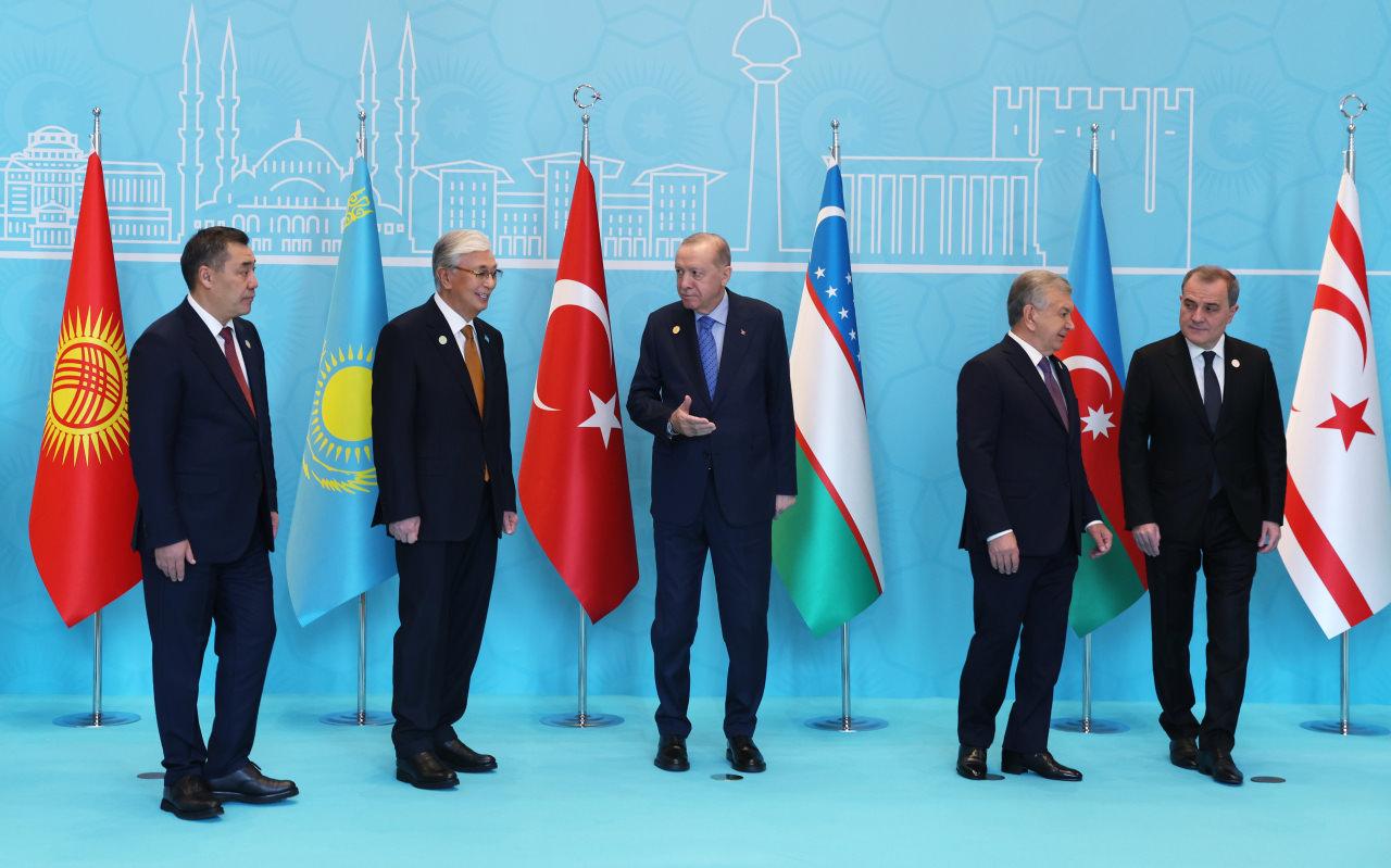 Türk Devletleri Teşkilatı (TDT) Devlet Başkanları Konseyi 13'üncü Zirvesi başladı. Cumhurbaşkanı Recep Tayyip Erdoğan'ın ev sahipliğinde 'Türk Yüzyılı: Dilde, Fikirde, İşte Birlik' temasıyla düzenlenen zirve öncesinde liderler, aile fotoğrafı için bir araya geldi. Fotoğrafta; Kazakistan Cumhurbaşkanı Kasım Cömert Tokayev, Kırgızistan Cumhurbaşkanı Sadır Caparov, Özbekistan Cumhurbaşkanı Şevket Mirziyoyev de yer aldı.