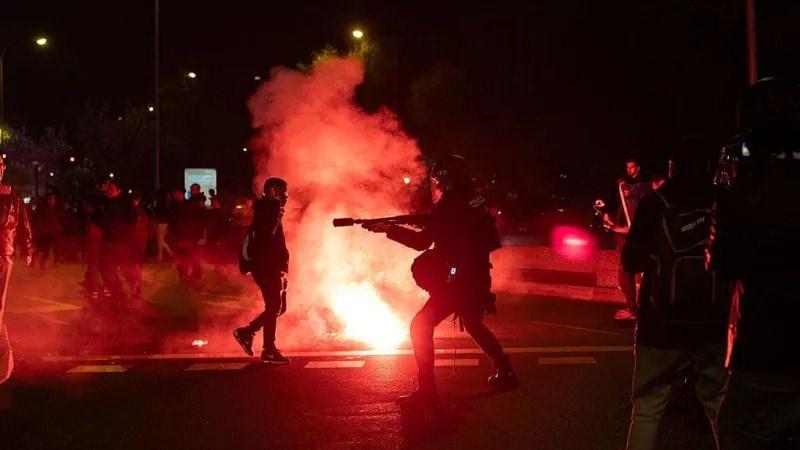 Kaza nedeniyle İspanya meydanlarında hükümet karşıtı protestolar düzenlendi. Polis ve göstericiler arasında gerginlik yaşandı.
