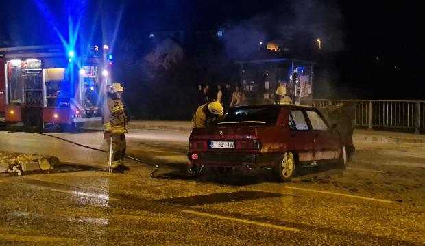 Kavşaktan d&ouml;nen otomobilin motor kısmı alev aldı