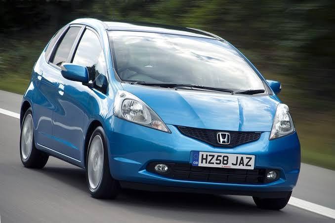 Honda Jazz, kompakt boyutları ve kullanışlı iç hacmiyle şehir içi kullanım için değerlendirilebilecek otomobiller arasında yer alıyor.