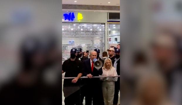 Netanyahu'nun &ccedil;ırpınışları: Megafonla AVM&rsquo;lerde oy dilendi