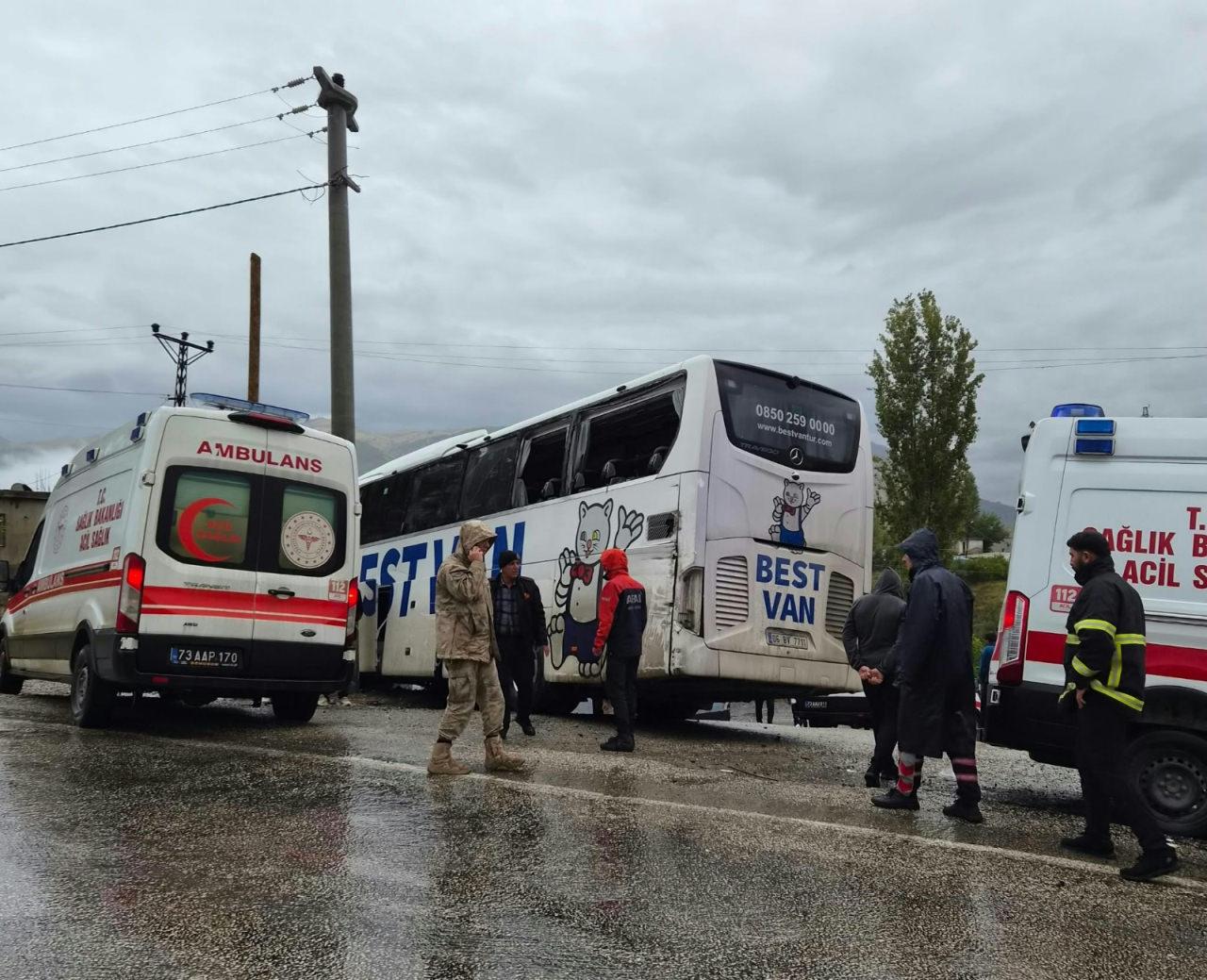 Yolcu otobüsü bir eve çarparak durdu.