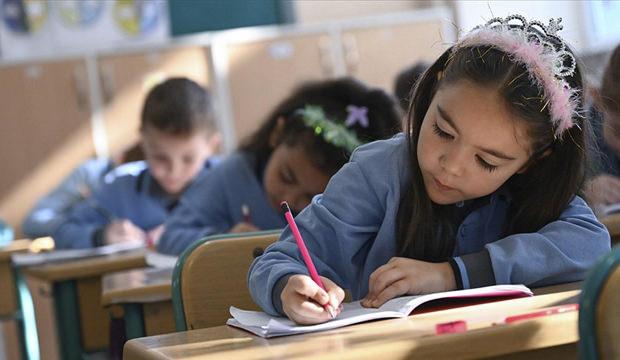 Okullarda yeni d&ouml;nem başlıyor! G&uuml;venlik, &ouml;ğretmen ve sınav sisteminde değişiklik