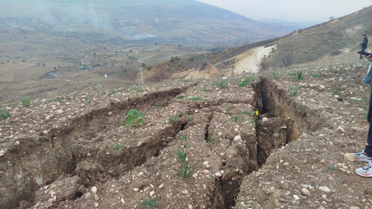 Çökme ve yüzey yarıklarının yaklaşık 4 bin 875 metrekarelik alanı etkilediğini bildirdi.