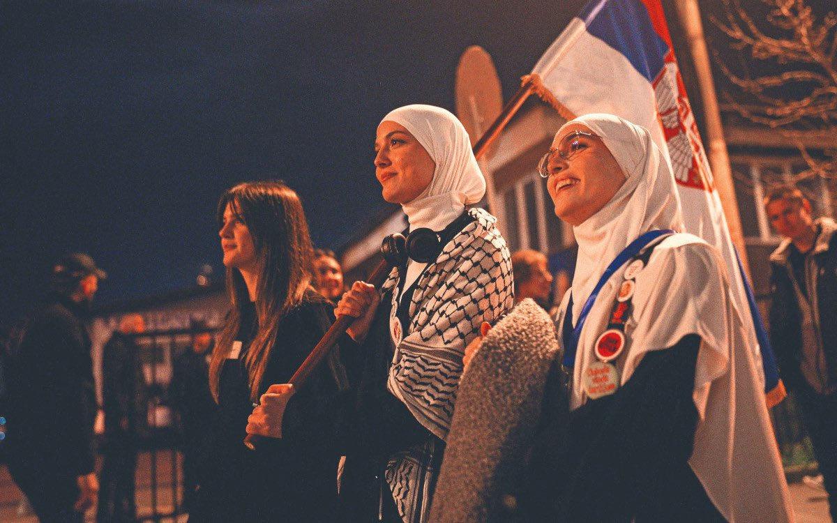 Seçim sonuçlarını kutlayan Boşnaklar