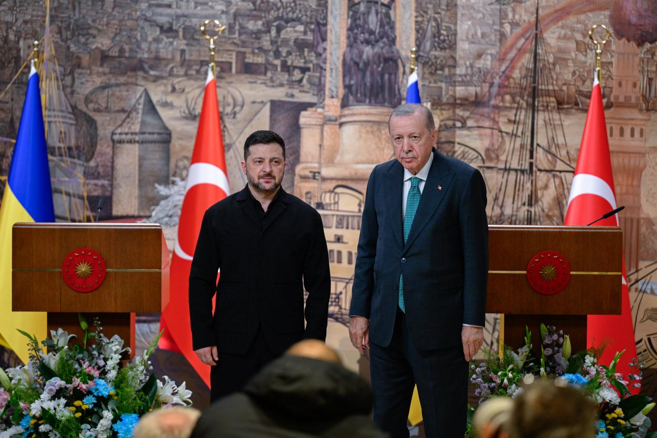 Cumhurbaşkanı Recep Tayyip Erdoğan, Ukrayna Devlet Başkanı Volodimir Zelenskiy (solda) ile Dolmabahçe Çalışma Ofisi’de ortak basın toplantısı düzenledi.
