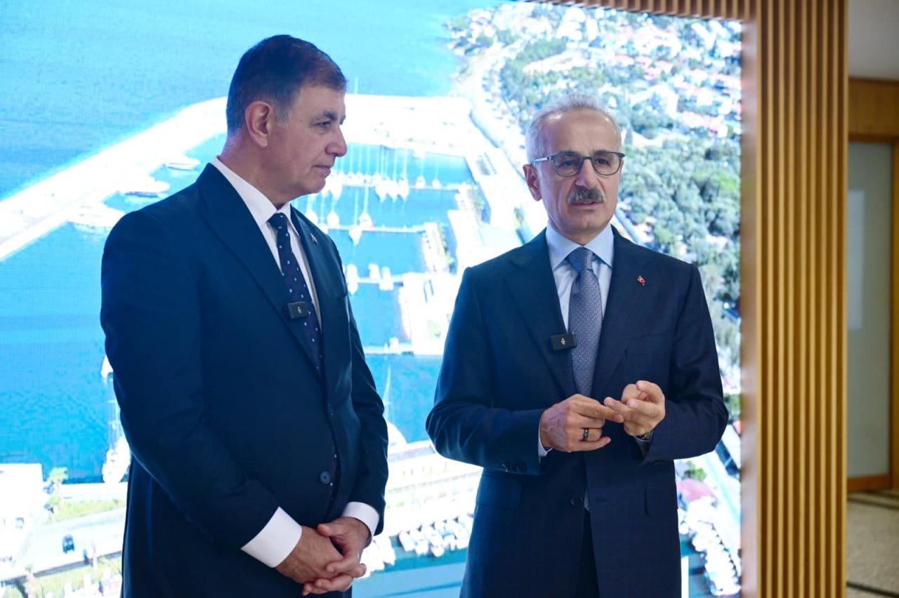 Ulaştırma ve Altyapı Bakanı Abdulkadir Uraloğlu, İzmir Büyükşehir Belediye Başkanı Cemil Tugay