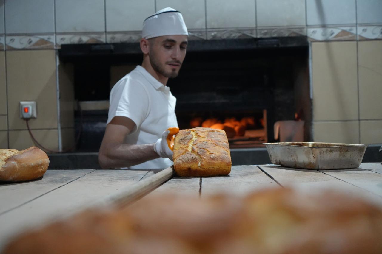 Fırıncılıkta deneyim kazanmak için İstanbul başta olmak üzere farklı şehirlere giden Mert Baykara, öğrendiği üretim tekniklerini mesleğine taşıdı.