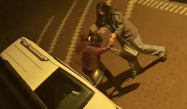 Sokak ortasında tekme tokat dayak: Kadın apartmana girince dayak yiyen adam koşarak ka&ccedil;tı