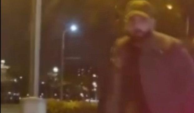 Yol kesip tehdit eden maganda kamerada: Ara&ccedil;ta bebek olmasına bile aldırış etmedi
