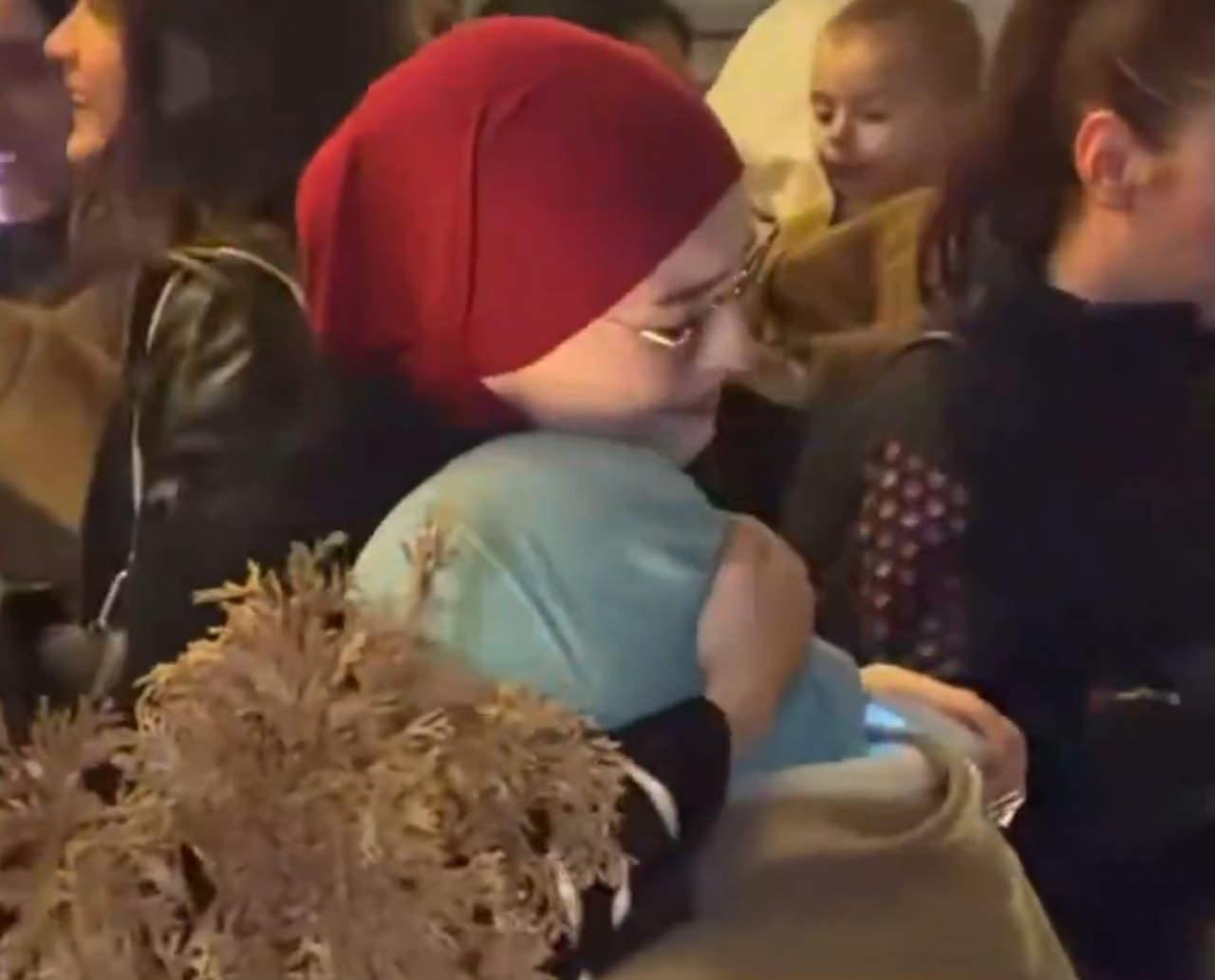 Seçim sonuçlarını kutlayan Boşnaklar