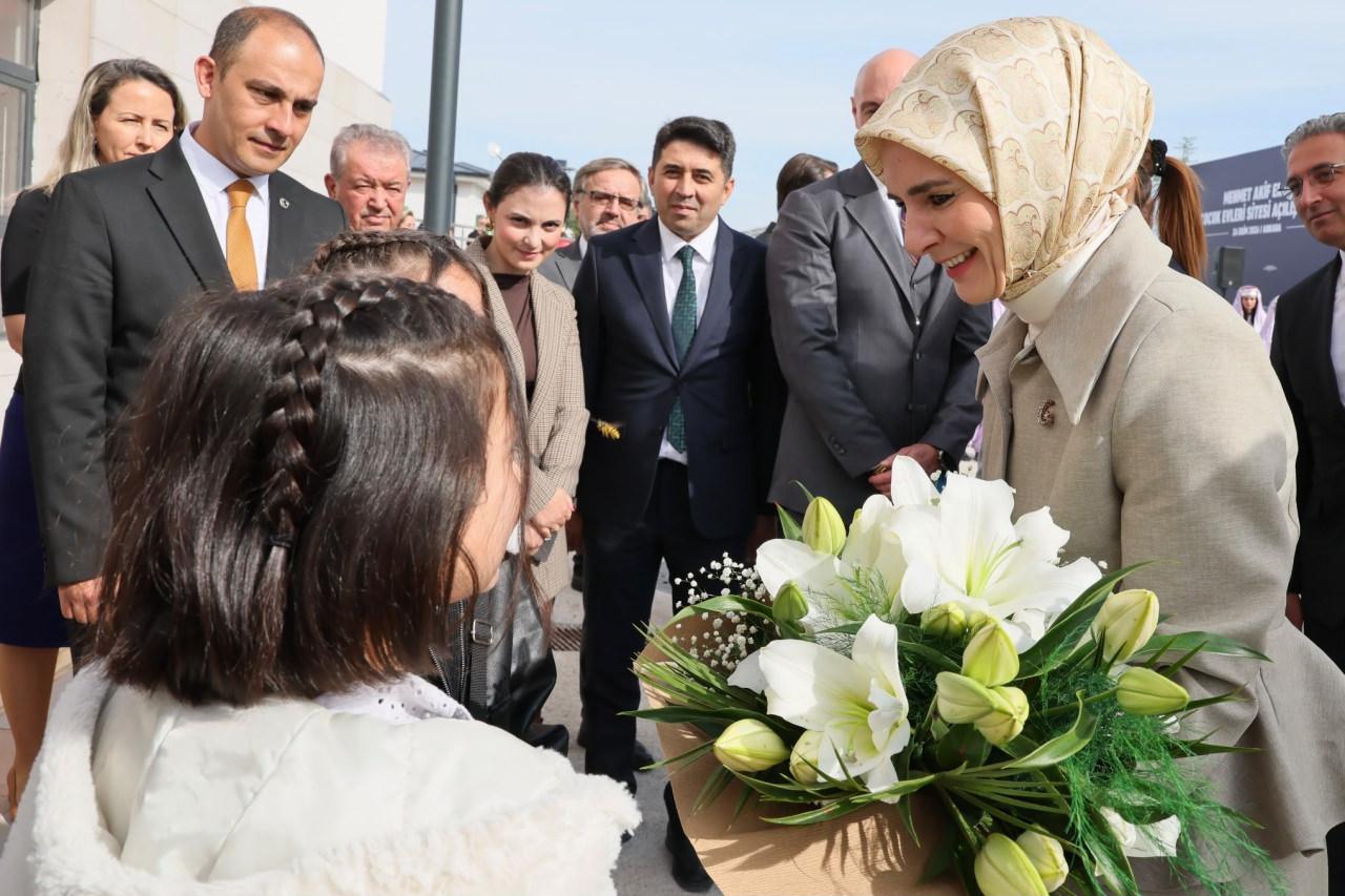 Aile ve Sosyal Hizmetler Bakanı Mahinur Özdemir Göktaş, Pursaklar ilçesindeki Mehmet Akif Ersoy Çocuk Evleri Sitesi'nin açılış törenine katıldı.
