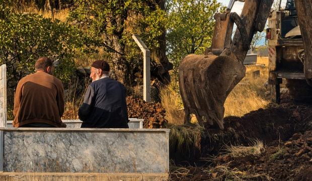 Yaşarken eşiyle kendisi i&ccedil;in mezar kazdırdı! Sebebini duyanlar duygulandı