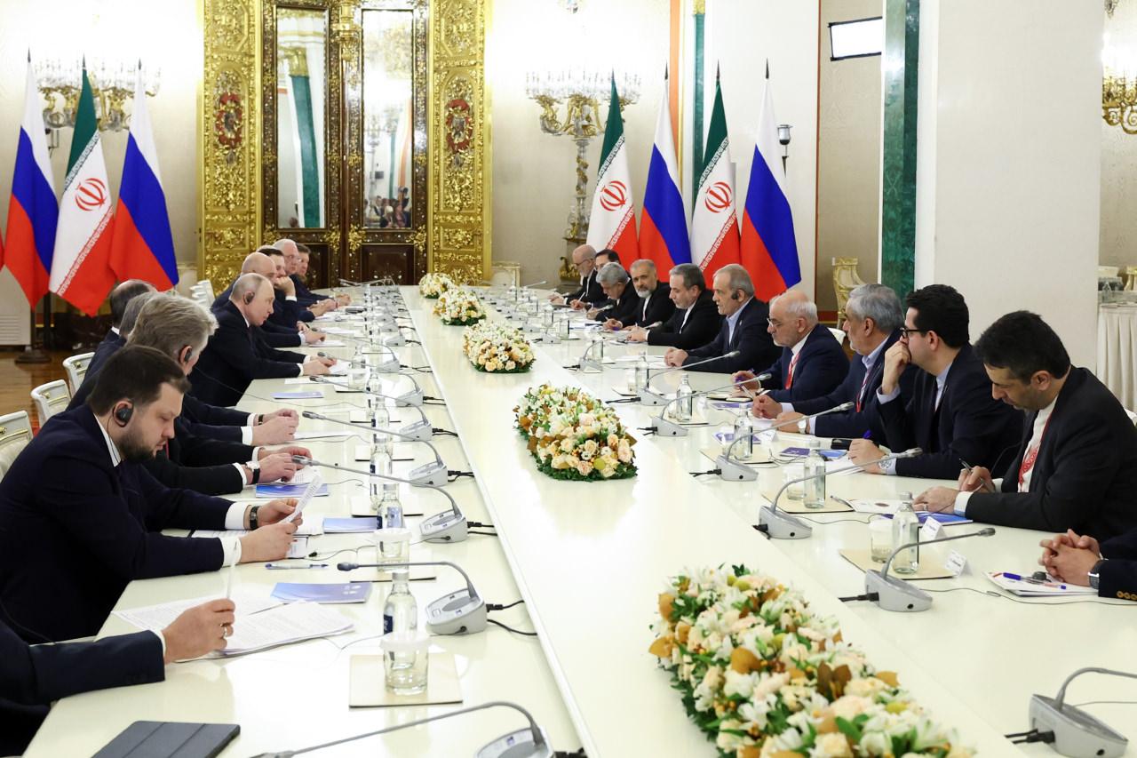 Rusya Devlet Başkanı Vladimir Putin ile İran Cumhurbaşkanı Mesud Pezeşkiyan, Moskova'da bir araya gelerek bölgedeki gelişmeleri ve iki ülke arasındaki ilişkileri ele aldı. Putin ve Pezeşkiyan, Moskova'da düzenlenen Gaz İhraç Eden Ülkeler Forumu'nun (GECF) 8. Zirvesi kapsamında görüştü.