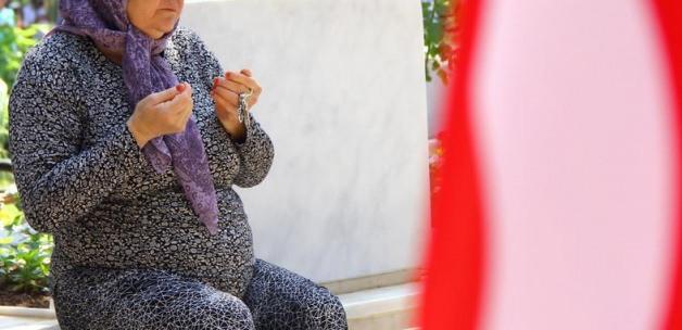 Mersin'de arife gününde şehitlik ziyareti