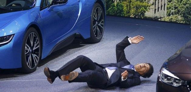 BMW'nin CEO'su fenalık geçirdi yere yığıldı