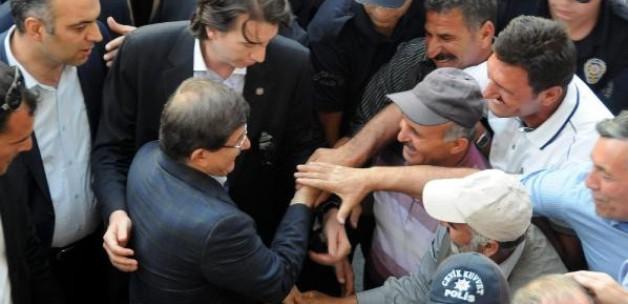Davutoğlu'nu 'Başbakan' diye karşıladılar