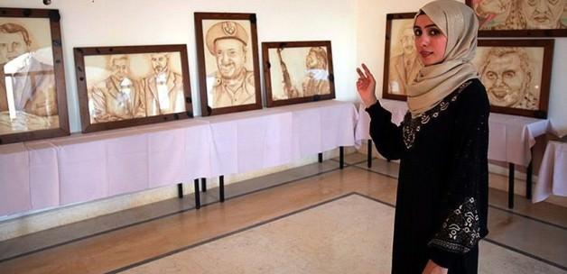 Filistinli sanatçı telve ile tablo yapıyor