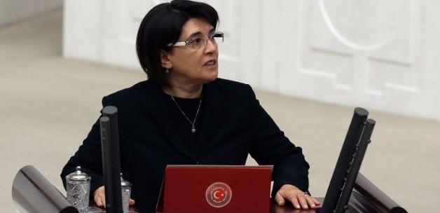 Leyla Zana mecliste yine yemin krizi çıkarttı