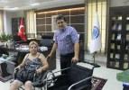 Gönen'de engelli vatandaşa akülü araç hediye edildi