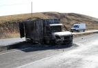 Ağrı'da yol kesen teröristler araç yaktı