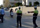 Polisler motosiklet sürücülerine kask hediye etti