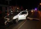 Otomobil aydınlatma direklerine çarptı: 2 ölü, 3 yaralı