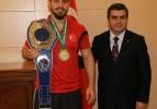 Milli sporcudan Vali Düzgün'e ziyaret