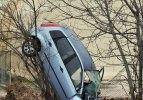 Tokat'ta devrilen otomobil ağaca çarptı: 2 yaralı
