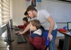 Üniversitelilerden ilk ve ortaokul öğrencilerine bilgisayar eğitimi
