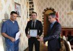 Siverek Kaymakam Karagül'den doktorlara başarı belgesi