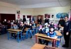 Köy okuluna kitap bağışladılar
