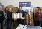 İzmir emniyetinden sığınmacılara yardım