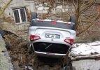 Üsküdar'da yol çöktü, araç bahçeye düştü