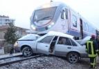 Yolcu treni, otomobile çarptı: 1 ölü