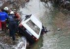 Dereye uçan otomobilde can verdi