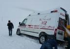 Ağrı'da hasta taşıyan ambulans kara saplandı