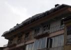 Tatvan'da çatılardaki buz sarkıtları tehlike saçıyor