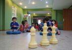 Çocukları geleneksel oyunlarla hayata hazırlıyorlar