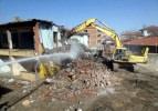 Aydıncık'ta metruk binalar yıkılıyor