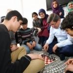 Davutoğlu çocuklarla satranç oynadı