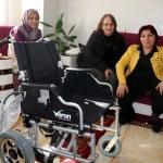 Başkan Karaçanta'nın eşinden engelli vatandaşa akülü araba