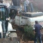 Çaykara'da iş makinesine kaya düştü: 1 yaralı