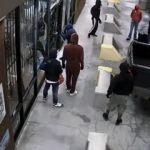 Hırsızlar silah dükkanını boşalttı