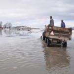 Nehir taştı: Köy sular altında kaldı